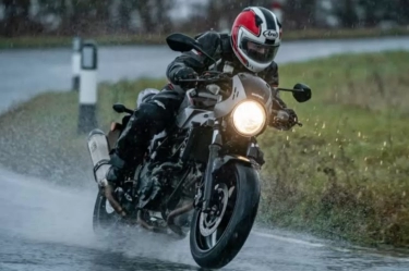 Hujan Mulai Rutin Datang Lagi, Pengendara Sepeda Motor Harus Simak Tips Berikut ini