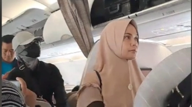 Momen Siti Atikoh Menaiki Pesawat Ekonomi Jadi Sorotan, Publik Sebut Wajahnya Mirip Penyanyi Rossa