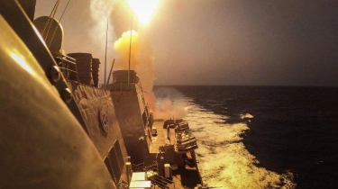 Dua Jam Houthi Lepaskan Rentetan Rudal Balistik, Satu Hantam Kapal Perang AS, Kapal Kawalan Mundur