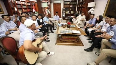 Penyanyi Sekaligus Pencipta Lagu Pakdhe Baz Bertemu dengan Prabowo: Untuk Indonesia Emas 2045