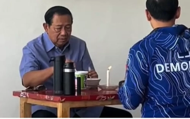 Viral Video SBY Makan Pop Mie di Warung Pinggir Jalan, Netizen: Pak SBY Pasti Habis Berenang