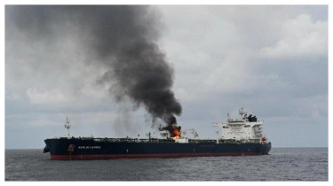 Houthi Serang Kapal Inggris, Awak Selamatkan Diri di Sekoci lalu Sibuk Padamkan Api