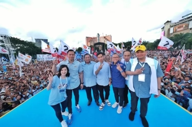 Ratusan Ribu Massa Ikuti Kirab Kebangsaan Prabowo-Gibran di Simpang Lima Semarang