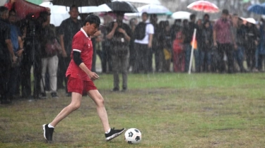 Presiden Jokowi Main Sepakbola di Lapangan Kampung Yogyakarta, Model Sepatunya Bikin Salah Fokus
