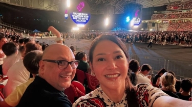 Rayakan Ulang Tahun, Maia Estianty Nonton Konser Coldplay di Singapura Bareng Suami