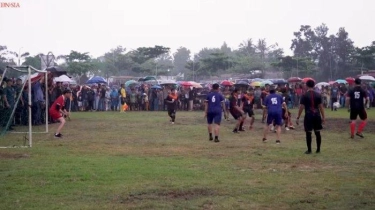 Jokowi Jadi Kiper Saat Main Bola Hujan-hujanan Bareng Warga, Kebobolan 2 Gol