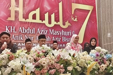 Hadiri Haul Ke-7 KH Abdul Aziz Mashuri di Jombang, Atikoh Ganjar Panjatkan Doa dan Harapan