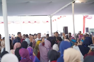 Kemesraan Jokowi Saat Temui Ibu Nasabah PNM Magelang