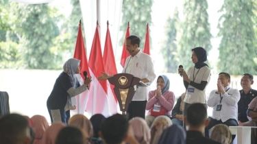 Kemesraan Jokowi saat Temui Ibu Nasabah PNM Magelang