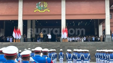 Tampil Bareng di Akmil Magelang, Prabowo Sambut Jokowi Turun dari Mobil Kepresidenan