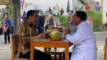 Jokowi dan Prabowo Duduk Semeja Sambil Makan Bakso Pinggir Jalan di Magelang