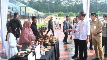 Presiden Jokowi Bertemu Ibu-ibu Peserta Program Mekaar di Stadion Gemilang Magelang
