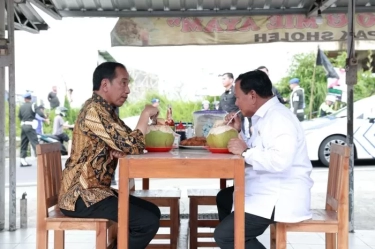 Prabowo Makan Bakso dan Kelapa Muda Bareng Jokowi