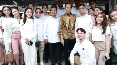 Jokowi Foto Bareng Prabowo Subianto dan Sederet Artis, Jarinya Bikin Warganet Salah Fokus: Dukung Siapa?