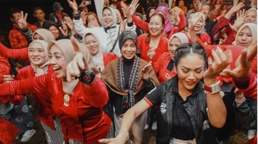 Momen Siti Atikoh dan Krisdayanti Joget di Alin-alun Kota Batu: Panutan Sekali Ya