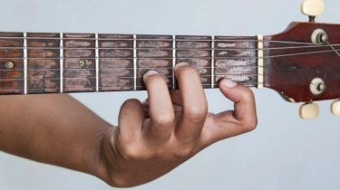 Chord Gitar Lagu Berdamai - Raisa: Manakah yang Harus Aku Percaya
