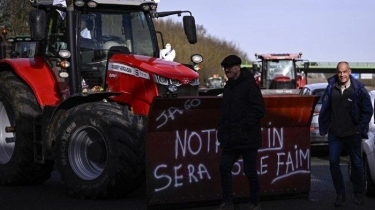 Protes Kebijakan Pemerintah, Petani Prancis Blokade Jalanan Paris Pakai Traktor dan Tumpukan Jerami