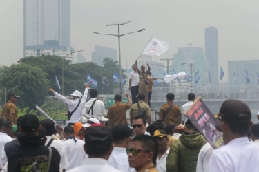 Polisi Semprotkan Water Canon ke Massa APDESI di Depan DPR, Kapolda: Kami Hanya Bertahan