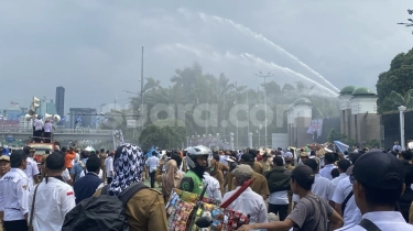 Demo APDESI di DPR Ricuh! Polisi Balas Serangan Batu Pendemo Pakai Water Canon