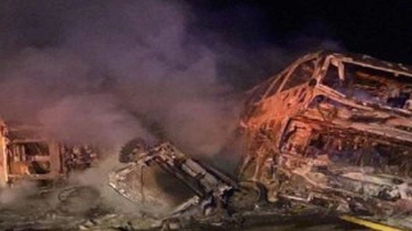 Bus Tingkat Terbakar Usai Tabrak Truk, 19 Penumpang Dilaporkan Tewas dan Korban Susah Dikenali