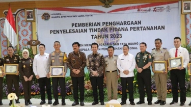 Menteri ATR/Kepala BPN Hadi Tjahjanto Serahkan Pin Emas ke Polda hingga Kejati Jawa Timur
