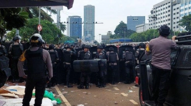 Personel Brimob Turun Bubarkan Unjuk Rasa APDESI di DPR, Satu Persatu Massa Tinggalkan Lokasi