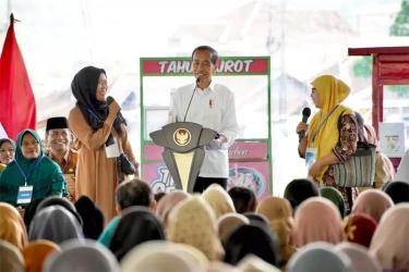 Jokowi Kasih Iriana Hadiah Tas Produk Nasabah PNM Wonogiri