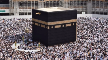 Viral Pria Kampanye di Ka'bah Mekkah, Bawa Baliho Caleg Partai Ini, Warganet Auto Nyebut