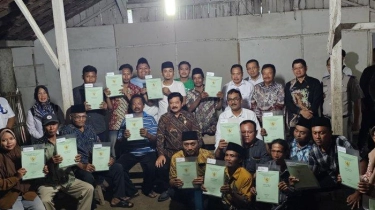 Menteri ATR/BPN Serahkan Sertifikat Redistribusi Tanah dari Pelepasan Kawasan Hutan ke Warga Madiun
