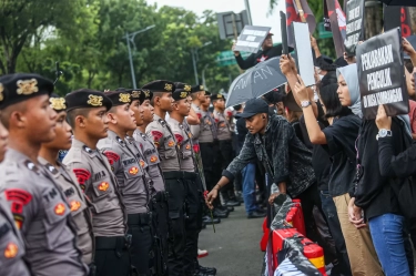 Jusuf Kalla dan Ekonom Kritisi Bagi-Bagi Bansos di Depan Istana