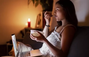 Suka Ngemil Di Malam Hari? 8 Jenis Camilan Ini Sebaiknya Kamu Hindari