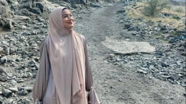 Intip Potret Cantik Titi Kamal Kunjungi Jabal Nur Saat Umrah, Christian Sugiono Pakai Gamis Panjang!