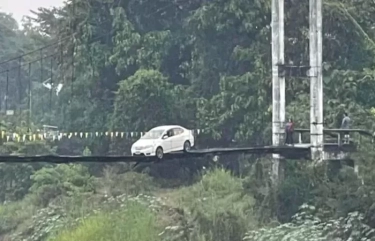 Salahkan GPS, Sosok Perempuan Terjebak di Tengah Jembatan Gantung Bersama Mobilnya