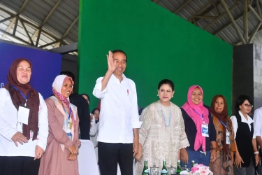 Jokowi Beri Hadiah Kalung Produksi Nasabah PNM Mekaar Bandung untuk Ibu Iriana