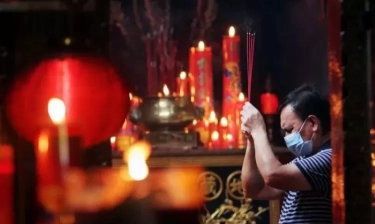 Menjelang Tahun Baru Imlek, Etnis Tionghoa Penganut Tri-Dharma Surabaya Lakukan Ibadah