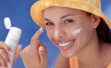 Perlukah Pakai Sunscreen satu Musim Hujan? Begini Kata Dokter