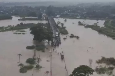 Lumpuh Total! Jalur Pantura Jalan Semarang – Purwodadi Tergenang Banjir Luapan Sungai Tuntang