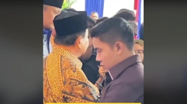 Jadi Idola Emak-emak, Ini Momen Mayor Teddy Hampir Tertidur Saat Mengawal Prabowo Subianto