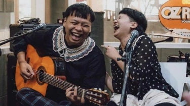 Aksi More On Mumbles Cover Lagu 'Jangan Melamun Saat Hujan' di Depan Gunung Merapi Viral