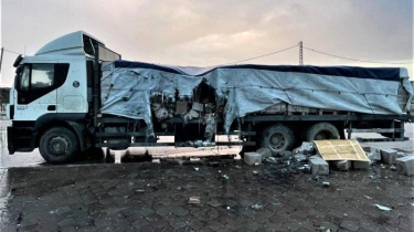 Truk Bantuan Kemanusiaan Dibom Israel, Truk yang Bawa Makanan Rusak, Terpal Robek, Paket Berjatuhan
