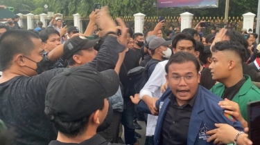 Demo Pemakzulan Jokowi di Jakarta Ricuh! Massa Mahasiswa Bentrok dengan Polisi: Woi Temen Gue Kenapa Dipukul?