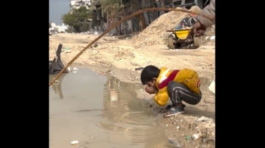 Anak Palestina Terpaksa Meminum Air Hujan yang Berlumpur karena Kurangnya Akses Air Bersih di Gaza