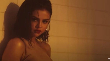Lirik Lagu dan Terjemahan Wolves - Selena Gomez feat Marshmello: I've Been Running With The Wolves
