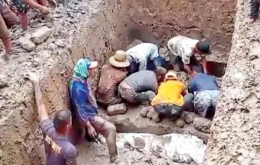 5 Jenazah Satu Keluarga Korban Pembunuhan oleh Siswa Kelas 3 SMK di PPU Dikubur dalam Satu Liang Lahat