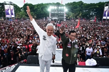 Aksi Heroik Ganjar Pranowo, Terjun Payung dari Helikopter saat Hajatan Rakyat Banyuwangi