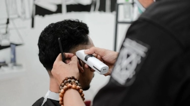 Viral! Tak Suka Dengan Hasilnya, Pria Ini Ngamuk Cukur Asal-asalan Rambut Tukang Cukur