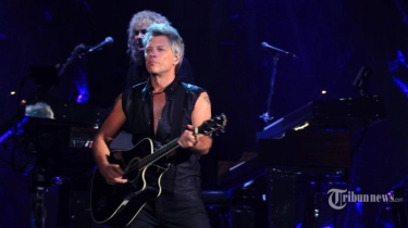 Lirik dan Terjemahan Lagu Livin' On A Prayer - Bon Jovi: Take My Hand and We'll Make it