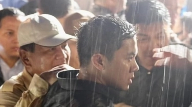 Aksi Heroik Mayor Teddy Lindungi Prabowo di Tengah Hujan: Jadi Ingat Film Bodyguard
