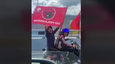 Viral Pengendara Pamer Bawa Bendera PDIP di Jalanan, Teriakannya justru Bikin Gagal Fokus