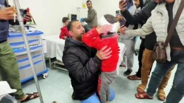 Dokter di Gaza Menangis Lihat Anaknya Sendiri Dibawa ke UGD, Kepalanya Diperban, Tubuhnya Berdebu